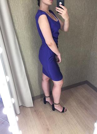 Яркое атласное платье-футляр 2