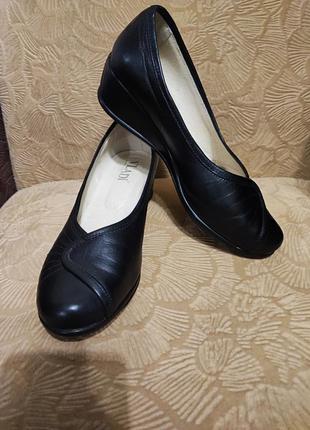 Шкіряні туфлі на танкетці