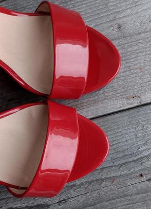 Червоні босоніжки жіночі лакові високий каблук платформа з широким ремінцем стрипы2 фото