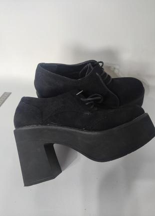 Туфли на платформе и каблуке чёрные4 фото