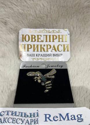 Витончена жіноча брошка "загадкова оса з бузковими стразами в золоті" - оригінальний подарунок дівчині4 фото