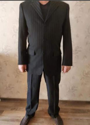 Мужской костюм в полоску.
