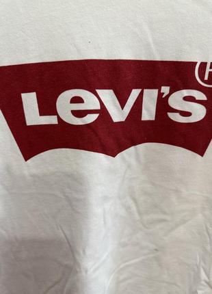 Levi's біла футболка з логотипом на грудях4 фото