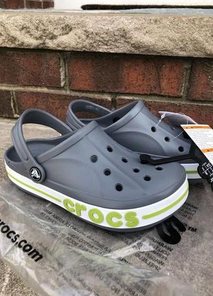 Крокс баябэнд клог серые crocs bayaband clog charcoal volt green9 фото