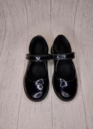Черные лакированные туфли для девочки clarks2 фото