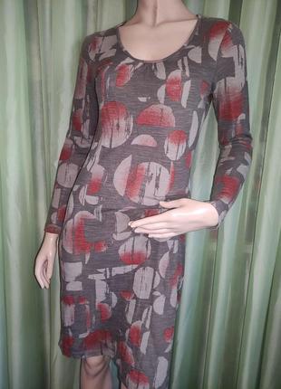 Сукня трикотажна сіра з червоним принтом