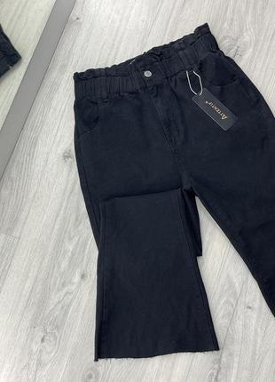 Джинсы клёш с необработанным низом