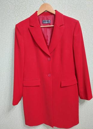 Удлиненный женский пиджак классический красный цвет2 фото