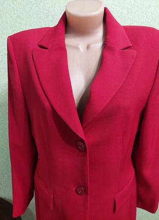 Удлиненный женский пиджак классический красный цвет4 фото