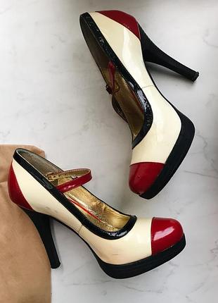 Жіночі лакові туфлі