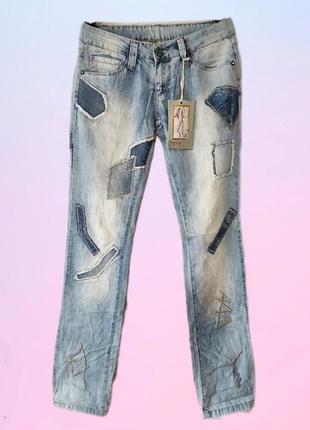 Стильные джинсы со вставками-заплатками