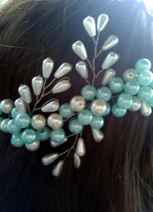 Гілочка з блакитних і білих намистин для весільної зачіски3 фото