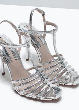Серебряные босоножки на каблуке с ремешком фирмы zara1 фото