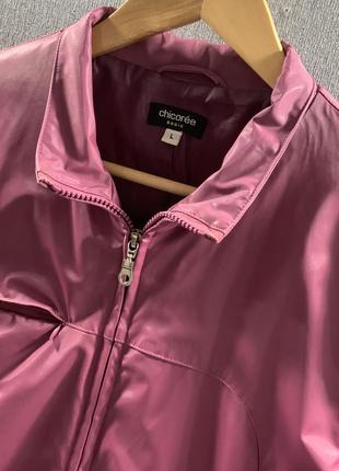 Женская короткая куртка ветровка укороченная дождевик малиновый короткая косуха прорезиненная4 фото