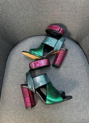 Яркие разноцветные кожаные босоножки на удобном каблуке много цветов8 фото