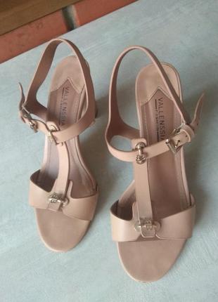 Продаю свої нарядні босоніжки vallensia.