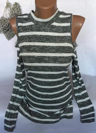 Легкий светр з відкритими плечима