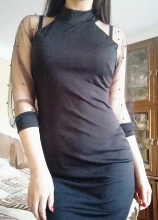 Гарне чорне плаття з сіткою в горошок