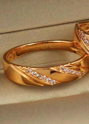 Кольцо xuping jewelry гладкое с косыми дорожками из камешков  р 20 золотистое