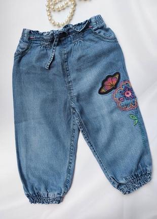 Очаровательные легкие джинсы с аппликацией marks&spenser 9-12мес