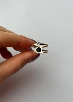 Женское стильное кольцо двойное декор цирконий вставка черная акриловая цвет золотистый медицинская сталь (17)6 фото