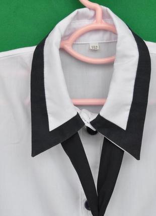 Біла шкільна блузка з синьою обробкою і краваткою2 фото