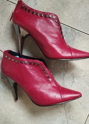 Кожаные красные ботильоны р.38