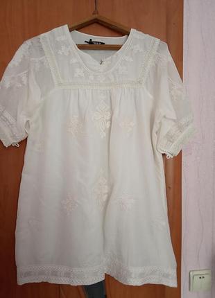 Гарна кремова туніка з вишивкою