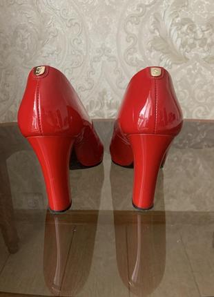 Жіночі лакові червоні туфлі3 фото