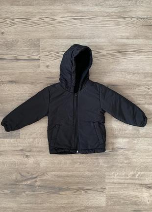 Синтепоновая черная куртка с капюшоном на 2-3 года