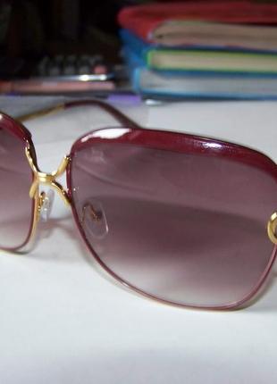 Солнцезащитные очки-бабочки с бровями и буквой d на дужках линза винный градиент4 фото