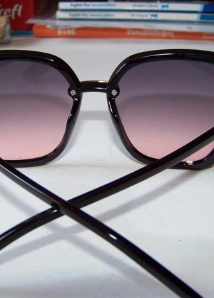 Крупные черные очки-бабочки с дымчатой линзой серо-розовый градиент7 фото