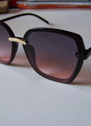 Крупные черные очки-бабочки с дымчатой линзой серо-розовый градиент3 фото
