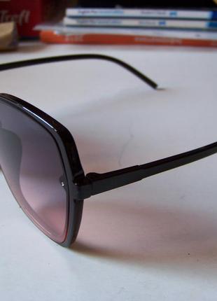 Крупные черные очки-бабочки с дымчатой линзой серо-розовый градиент6 фото