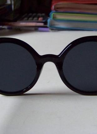 Крепкие пластиковые черные очки с круглой дымчатой линзой и металлическими ушками9 фото
