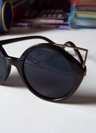 Міцні пластикові чорні окуляри з круглою димчастою лінзою та металевими вушками3 фото