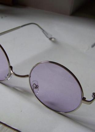 Круглые очки от солнца с тонкой серебристой оправой и дымчатой сиреневой линзой4 фото