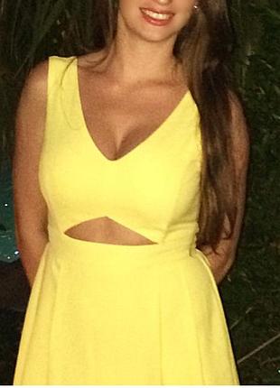 Яскраве плаття з вирізом