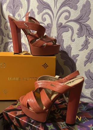 Босоножки ало-персикового цвета