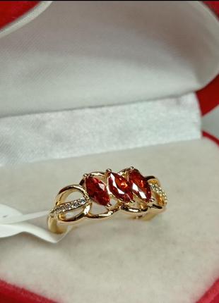 Красивая позолоченная кольца с красными фианитами и белыми цирконами ❤️🤍 размер 17.3 фото