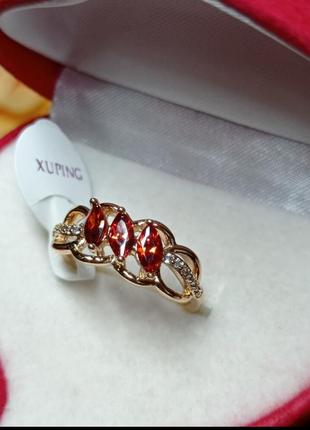 Красивая позолоченная кольца с красными фианитами и белыми цирконами ❤️🤍 размер 17.5 фото