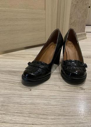 Туфлі чорні лак стійкий каблук5 фото
