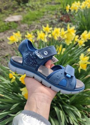 Нові замшеві сандалії primigi. італія