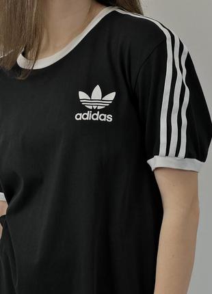 Adidas черная оригинальная базовая оверсайз футболка с лого и лампасами.3 фото