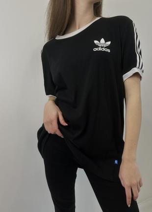 Adidas черная оригинальная базовая оверсайз футболка с лого и лампасами.2 фото