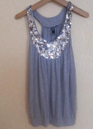 Симпатична майка в паетках.