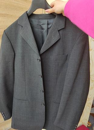 Новый фабричный костюм для мужчины