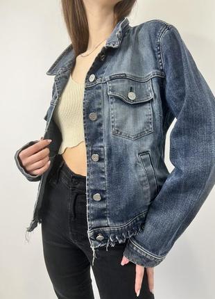 Calvin klein джинсовая куртка с потертостями, джинсовка с рваным низом1 фото