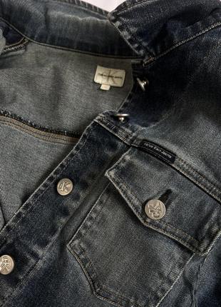 Calvin klein джинсовая куртка с потертостями, джинсовка с рваным низом9 фото