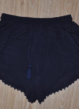 Темно синие шорты из вискозы с кружевом от atmosphere